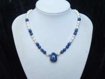 Perly bílé, lapis lazuli, sodalit (1011)